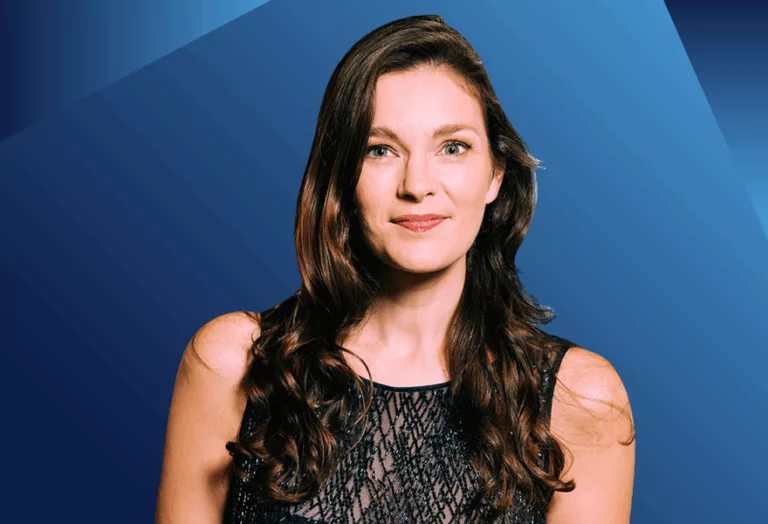 Janine Jansen with a blue background