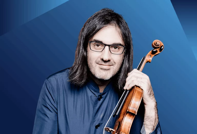 Violinist Leonidas Kavakos with a blue background